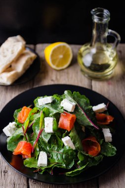 Biraz tuzlanmış somon ile karışık salata