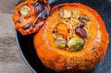 Mini yabani pirinç doldurulmuş kabak