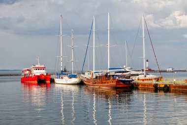 batan güneşin ışınları havuzda güzel Yatlar