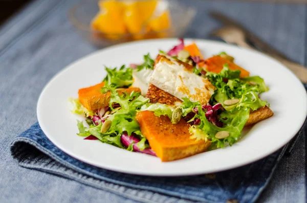 Insalata Zucca Arrosto Con Semi Zucca Feta — Foto Stock