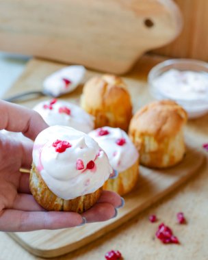 Ahududulu ekşi kremalı kek.