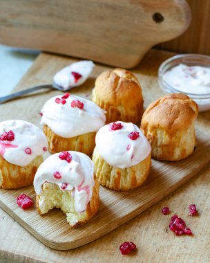 Ahududulu ekşi kremalı kek.