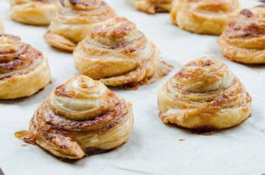 Ev yapımı lezzetli çörekler, şekerli ve fındıklı