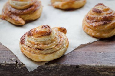 Ev yapımı lezzetli çörekler, şekerli ve fındıklı