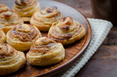 Ev yapımı lezzetli çörekler, şekerli ve fındıklı