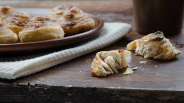 Krem peynirli ev yapımı çörekler