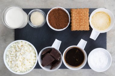 Siyah arkaplanda cheesecake için gereksinimler