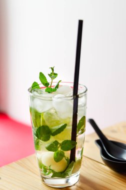Lychee Mojito, naneli Lychee köpüğü. Bir restoranda çekim, yakın plan..