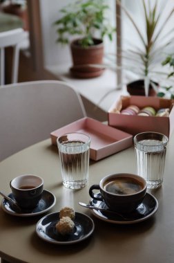 Kahve ve çok renkli Fransız kurabiyeleri hediye kutusunda..