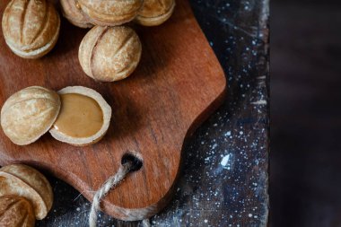 Karamelli Rus Ceviz Şekilli Kurabiyeler (Oreshki). Yakından, seçici odaklı.