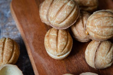 Karamelli Rus Ceviz Şekilli Kurabiyeler (Oreshki). Yakından, seçici odaklı.