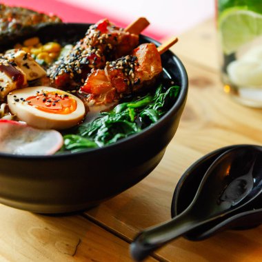 Tavuk Ramen Erişte Çorbası. Lokantada çekim, yakın plan. Kare.