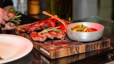 Aşçı yemeği bir restoranda servis için hazırlar.