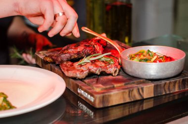 Aşçı yemeği bir restoranda servis için hazırlar.