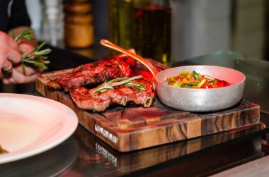 Aşçı yemeği bir restoranda servis için hazırlar.