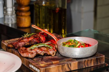 Aşçı yemeği bir restoranda servis için hazırlar.