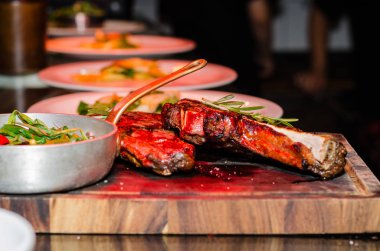 Aşçı yemeği bir restoranda servis için hazırlar.