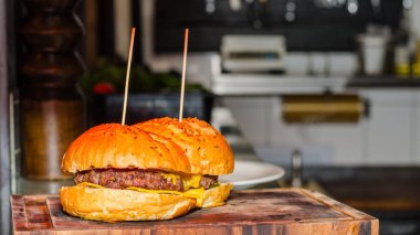 Lokantada lezzetli hamburgerler