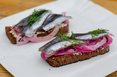 Tulleli sandviç, soğan turşusu ve çavdar ekmeği. Sokak yemekleri, yemek festivali..