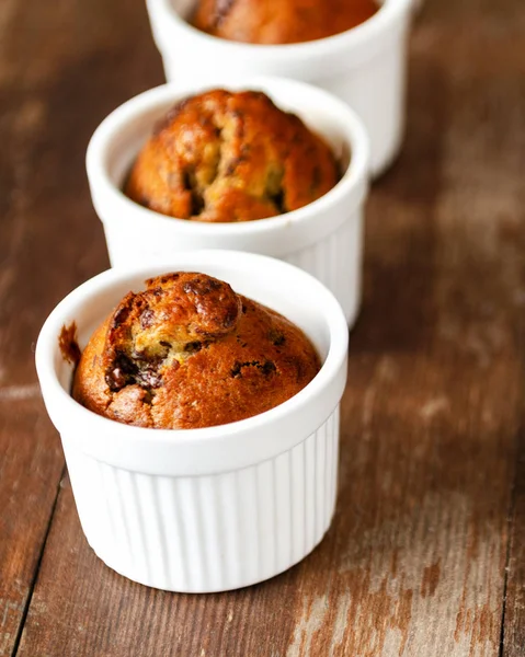 Chocolate Banana Muffins Fundo Madeira — Fotografia de Stock