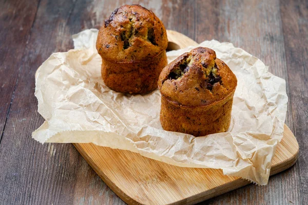 Chocolade Banaan Muffins Houten Ondergrond — Stockfoto