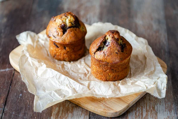 Σοκολάτα Μπανάνα Muffins Ξύλινο Φόντο — Φωτογραφία Αρχείου