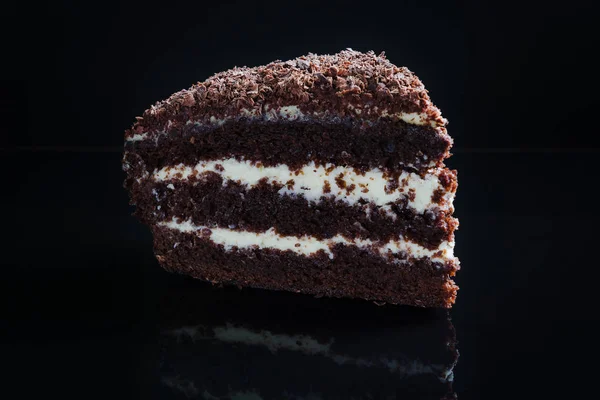 黑色背景的美味巧克力蛋糕 — 图库照片