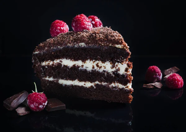 Bolo Chocolate Delicioso Com Pedaços Chocolate Framboesas Fundo Preto — Fotografia de Stock