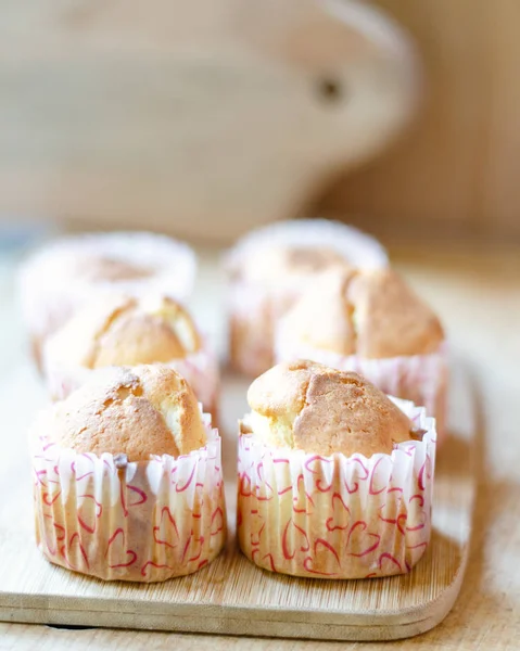 Τυρί Muffins Cupcakes Ελαφριά Ξύλινη Υφή Την Αυγή Επιλεκτική Εστίαση — Φωτογραφία Αρχείου