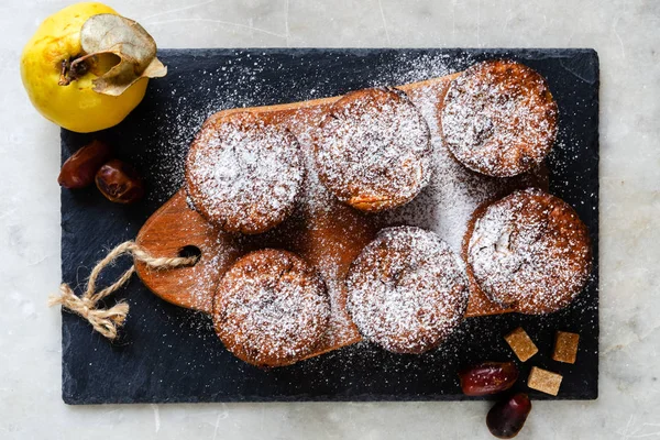 Muffin Cotogne Fresche Fatte Casa Cosparse Zucchero Velo — Foto Stock