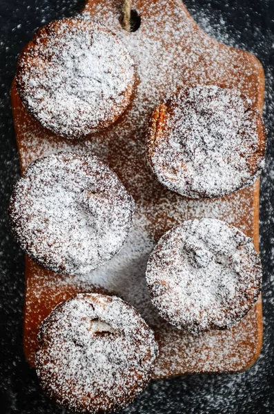 Frische Hausgemachte Quittenmuffins Mit Puderzucker Bestreut — Stockfoto