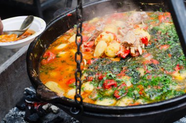 Etli sebze bir kazanda ihtiva eder. Sokak gıda, yemek Festivali.