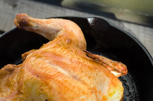 Bütün tavuk ve bir ahşap zemin üzerine kavrulmuş.