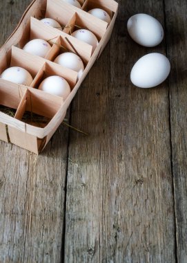 Tahta kutuda yumurtalar eski ahşap arka planda