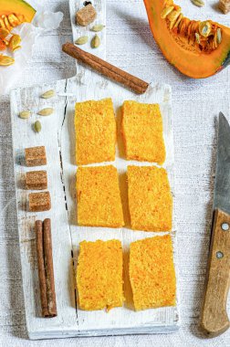 En iyi balkabağı ekmeği, Clouse-up. Balkabağı keki, beyaz ahşap bir tabakta baharat ve balkabağı ile küçük parçalara ayrılır. 