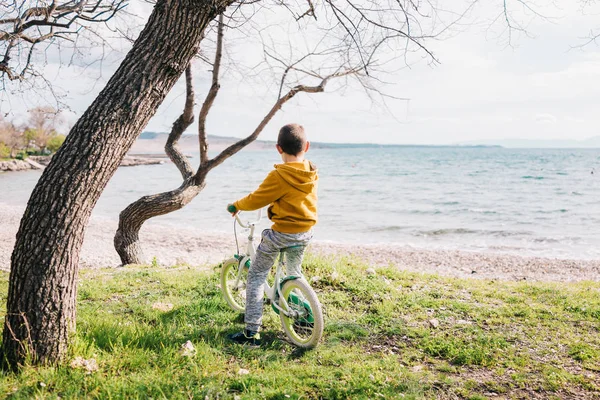 Річний Хлопчик Сидить Своєму Мотоциклі Біля Моря — стокове фото