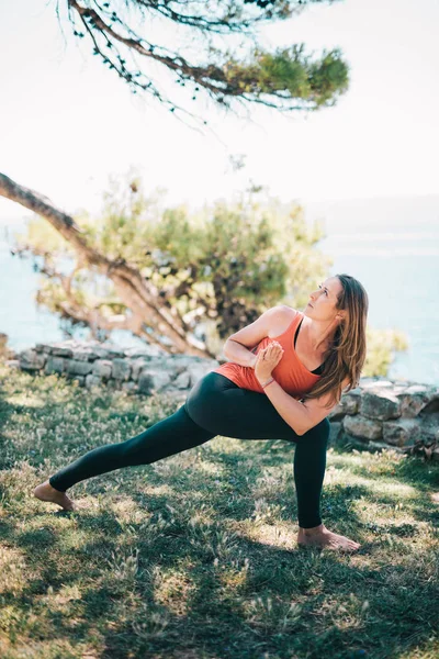 Frau Praktiziert Yoga Park Meer — Stockfoto