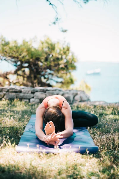 Frau Praktiziert Yoga Park Meer — Stockfoto