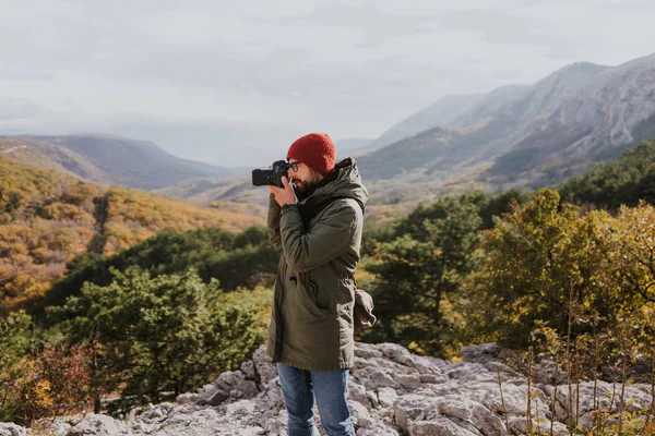 Hombre Fotógrafo Caminando Naturaleza — Foto de Stock