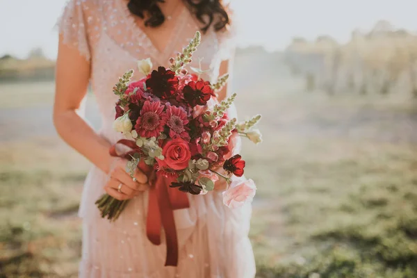 Bride Holding Her Beautiful Wedding Bouquet — Stock Photo, Image
