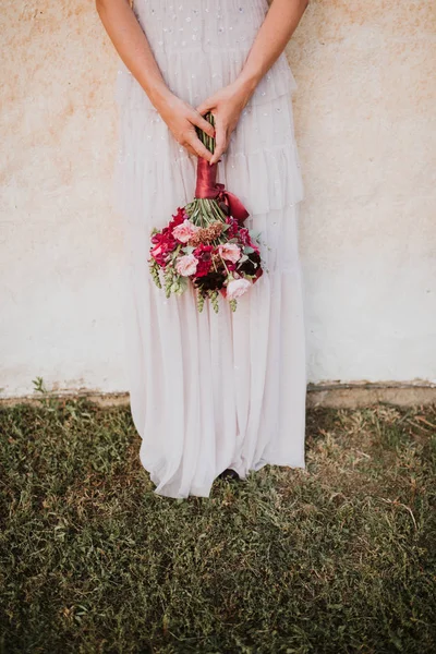 Bride Holding Her Beautiful Wedding Bouquet — Stock Photo, Image