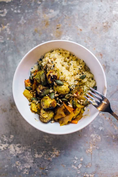 Bulgur Met Gebakken Spruiten Pompoenpitten Paddestoelen Een Kom — Stockfoto