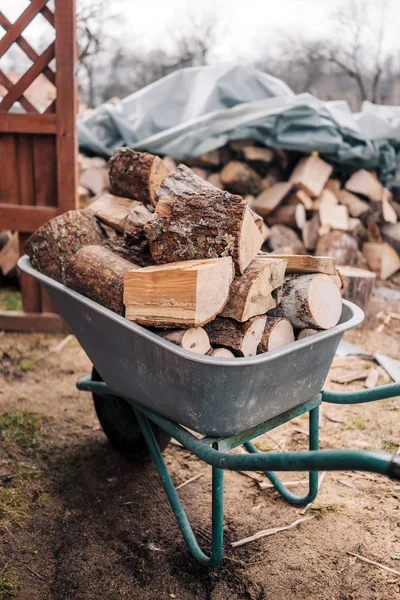 Gehakte Brandhout Een Kruiwagen — Stockfoto