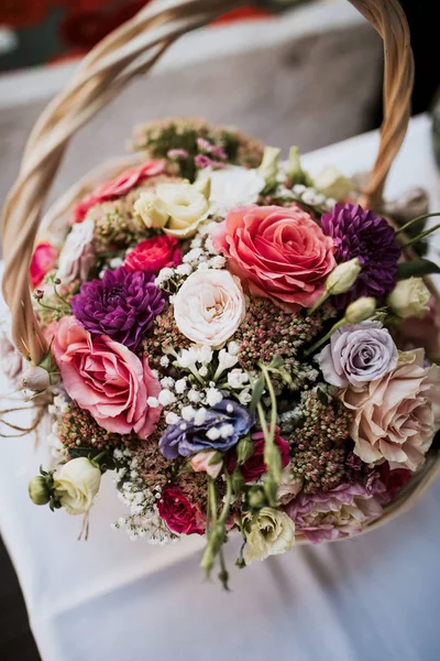 Hermoso Arreglo Flores Una Cesta —  Fotos de Stock