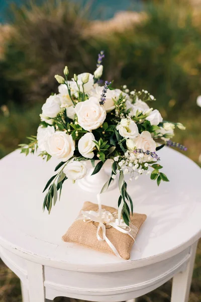 Hochzeitsstrauß Und Trauringe Auf Einem Kleinen Weißen Tisch — Stockfoto