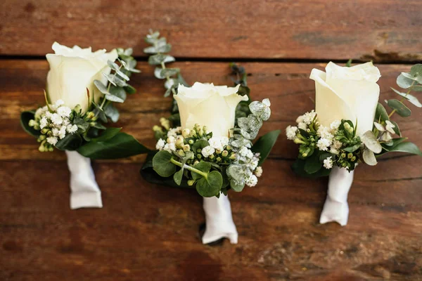 Düğün Yaka Çiçeği Damat Sağdıç Ahşap Arka Plan Üzerinde — Stok fotoğraf