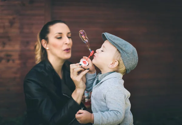 Moeder Zoon Maken Zeepbellen — Stockfoto