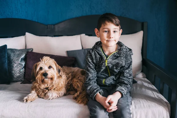 Küçük Çocuk Köpeği Bir Kanepede Oturan — Stok fotoğraf