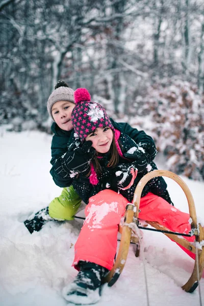 两个孩子在雪地上玩得很开心 — 图库照片