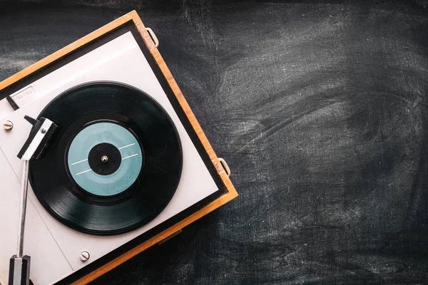 Retro 70 li yıllarda vinil plak çalar